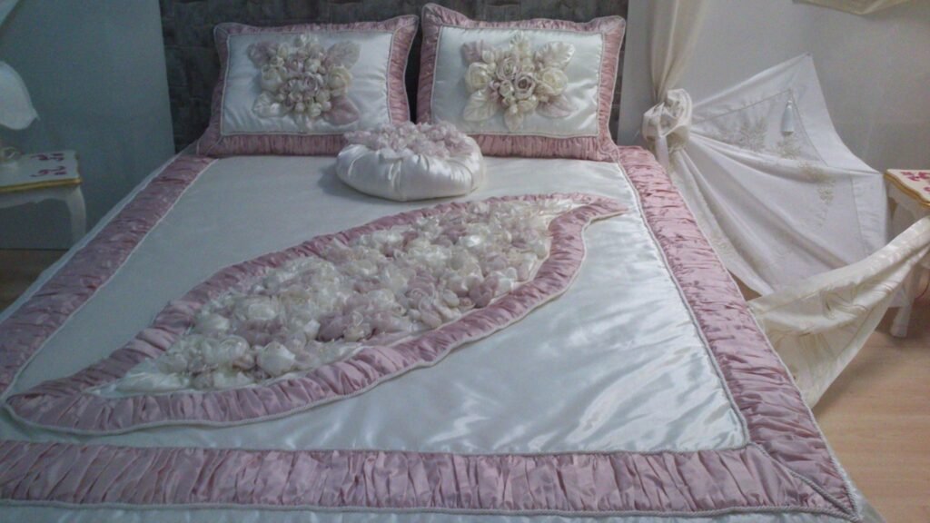 BUSMEK Sergisi Pembe Yatak Örtüsü