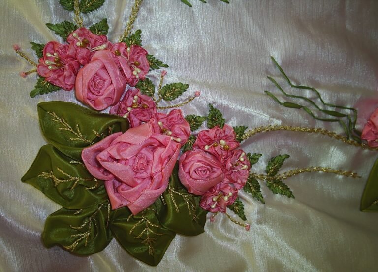 Kurdele Nakışı Güllerle Süslü Bohça