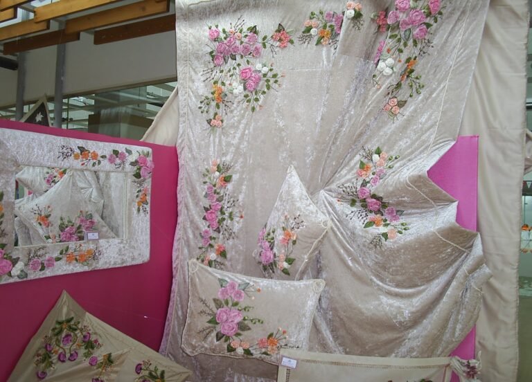 Kurdele nakışı yatak örtüsü örneği