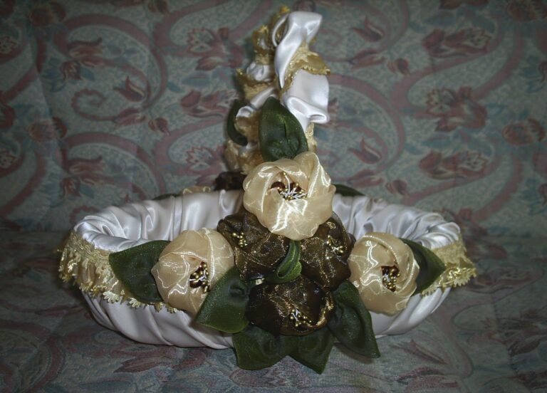 Organze güllerle süslü sepet