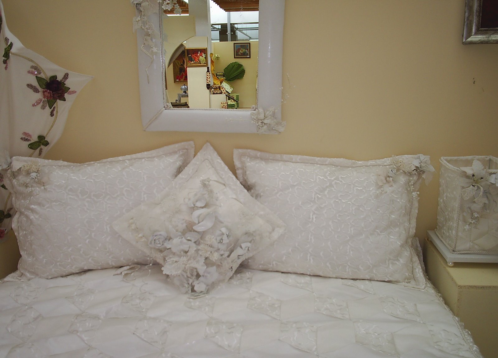 Güllerle Süslenmiş Yatak Örtüsü