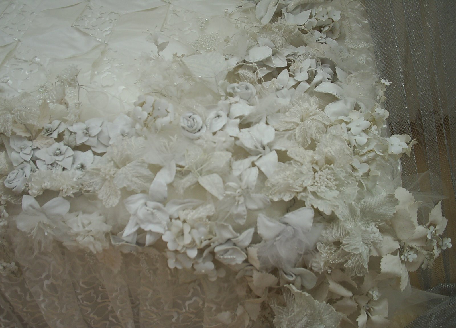 Güllerle Süslenmiş Yatak Örtüsü