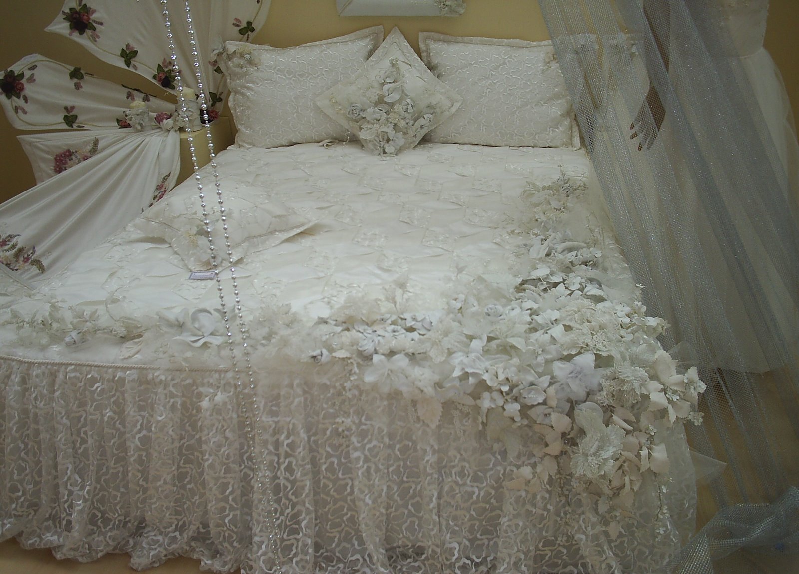 Güllerle Süslenmiş Yatak Örtüsü