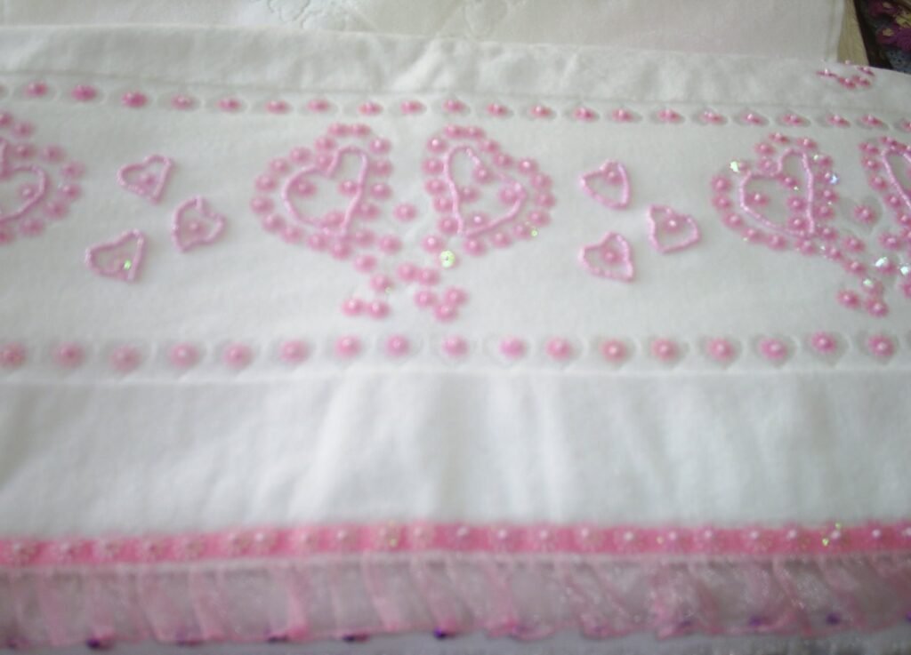 Renkli Pul ve Boncuklarla Havlu Kenarı İşleme