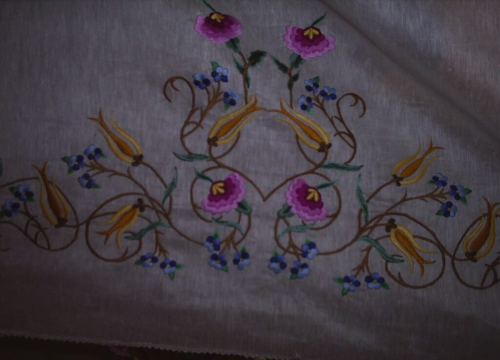 Makine Nakışı Sarma Masa Örtüsü